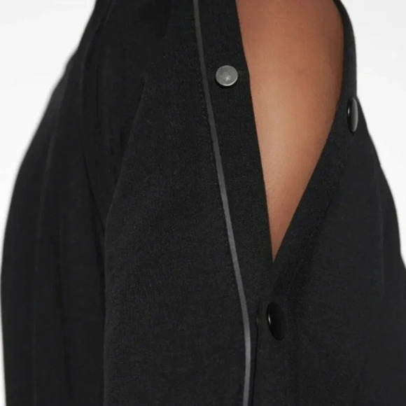 NEW Athleta Black Sweater Snappy Sweatshirt Long Sleeve Snap Button XS - Picture 2 of 9